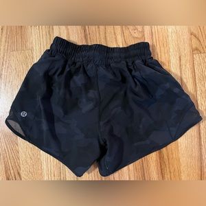 Lululemon camo hotty hot size 2 4in low rise shorts